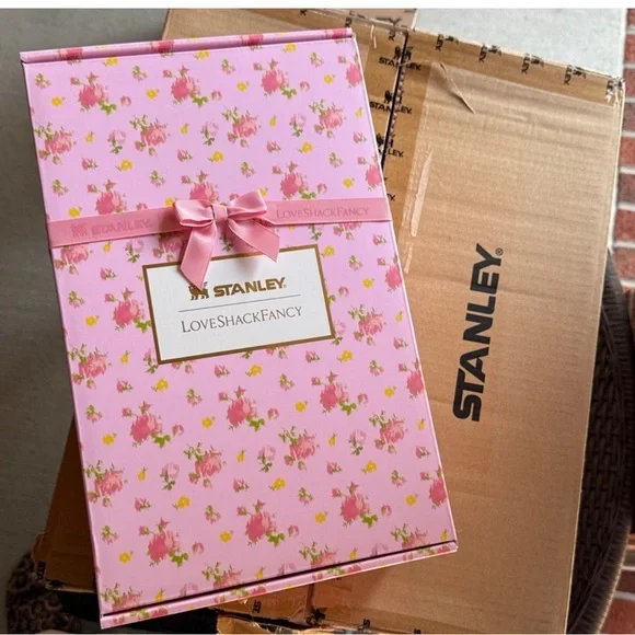 Stanley 1913 x LoveShackFancy Quencher H2.0 Flowstate™ Tumbler | 40 OZ - Picture 6 of 15